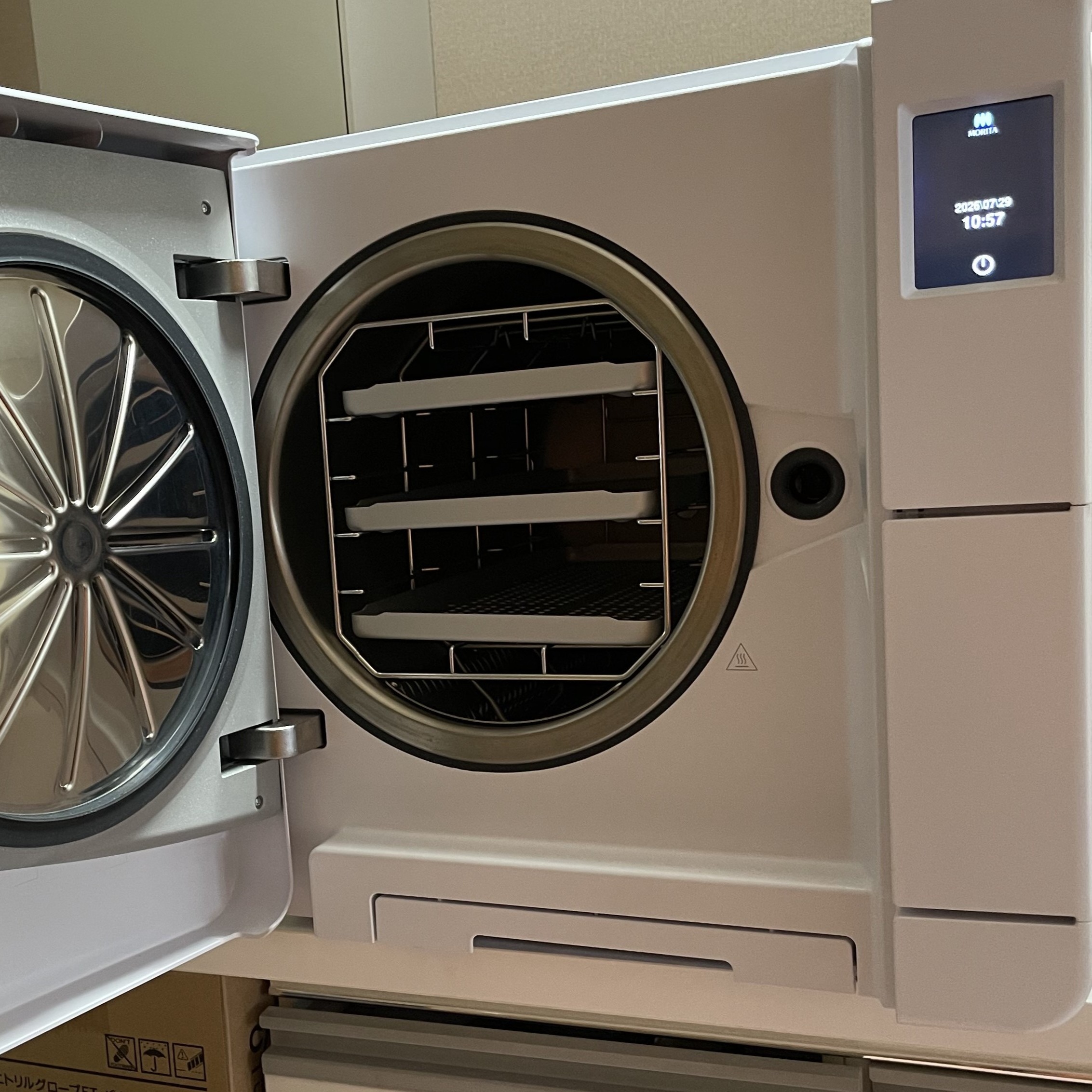 先日、待ちに待った滅菌器「プレポストバキューム式オートバック